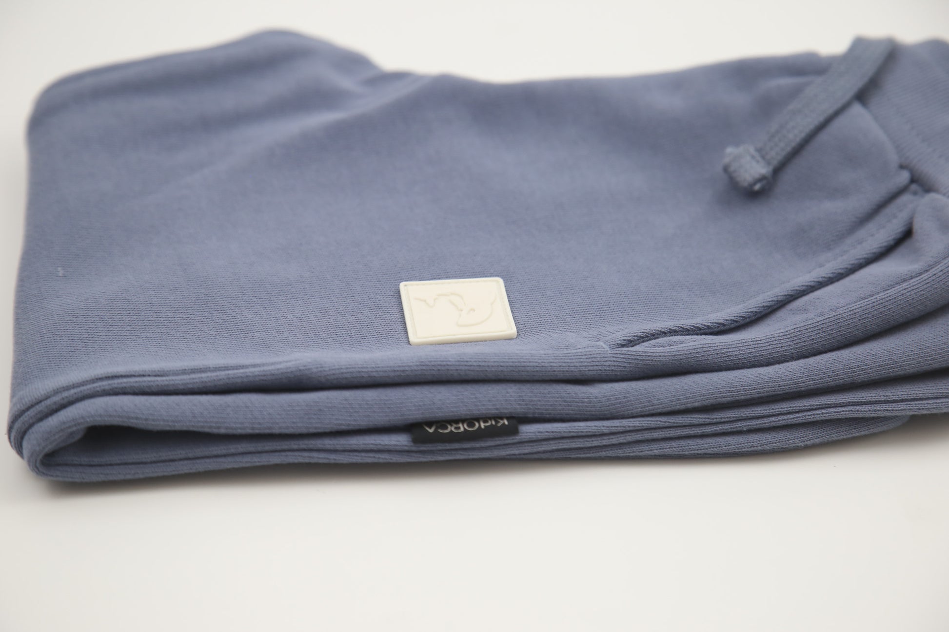 Close-up of french terry fabric and tapered fit – flint kids sweatpants