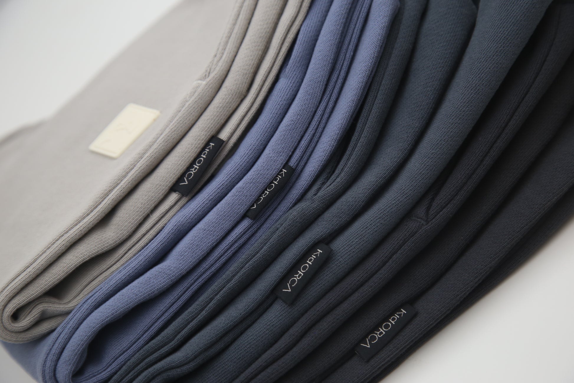 Close-up of french terry fabric and tapered fit – flint kids sweatpants