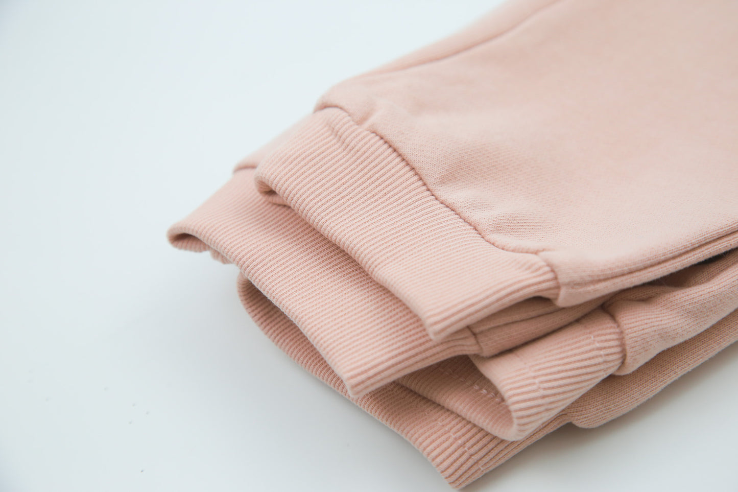 Rib cuff and side pocket detail on pale rose sweatpants – french terry kids