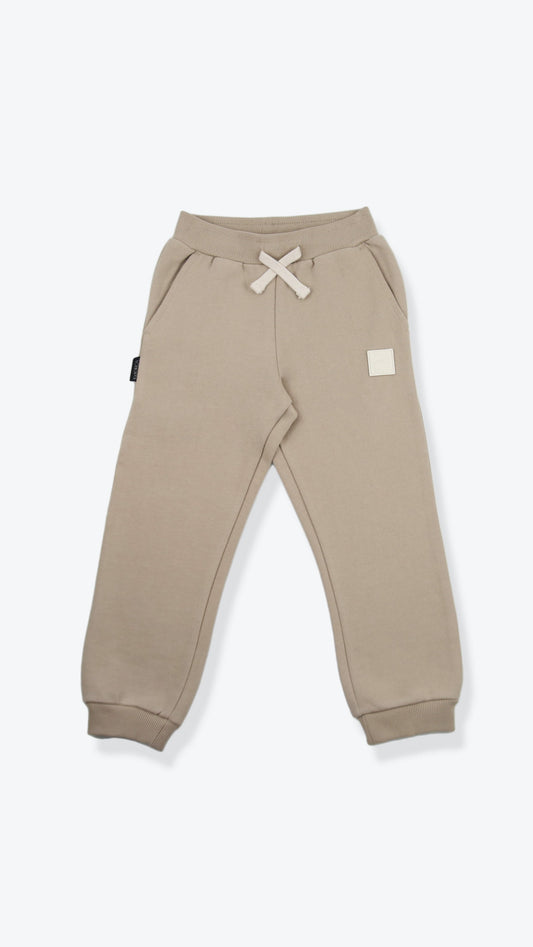 Organic brushed terry kids sweatpants in wheat color – front view