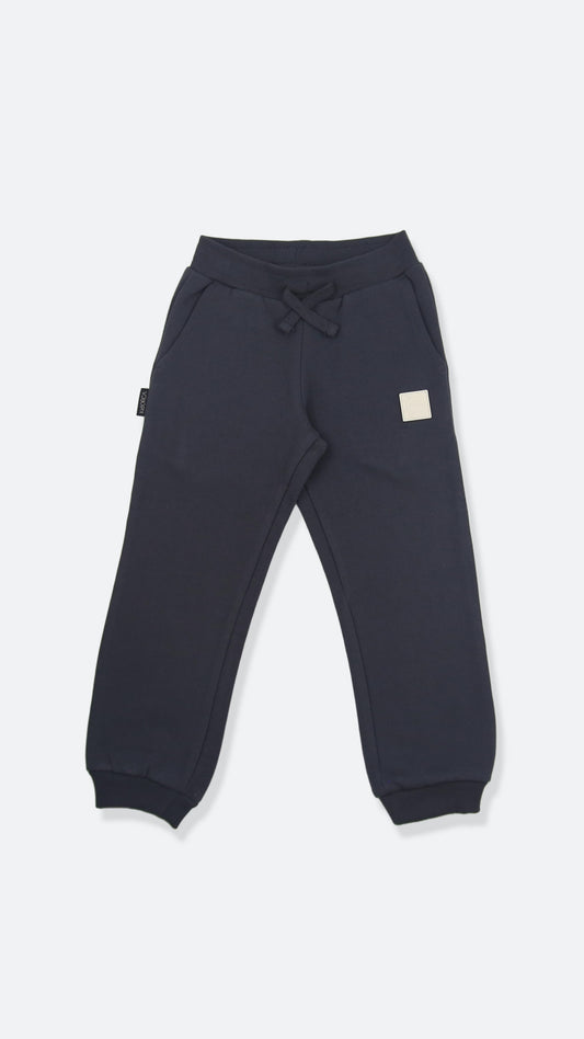 Organic brushed terry kids sweatpants in lava color – front view